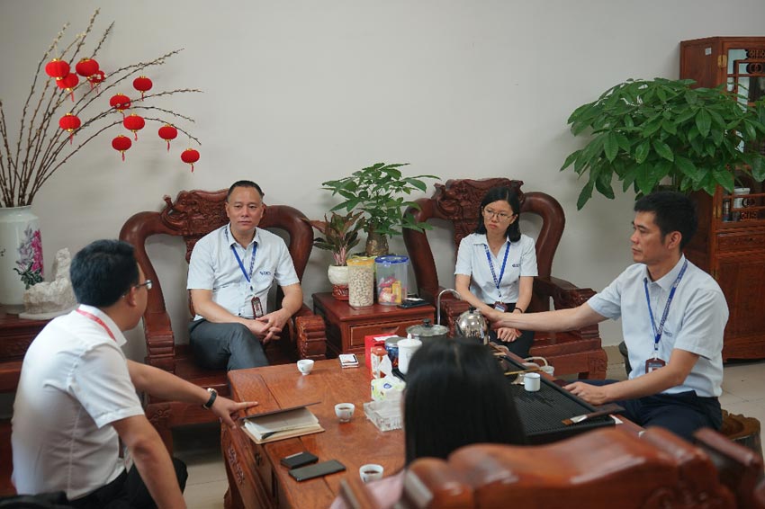 《品質(zhì)》欄目組領(lǐng)導(dǎo)與梁漢棋董事長、曹傳偉總經(jīng)理洽談事宜